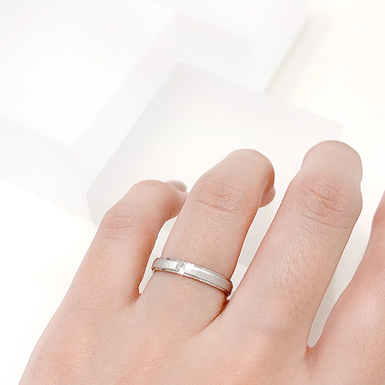 プリンセスカットのダイヤモンドがオシャレな印象の結婚指輪です。