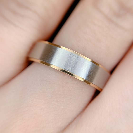 Men'sの結婚指輪。中央のプラチナ部分はマット加工でより落ち着いた印象に。