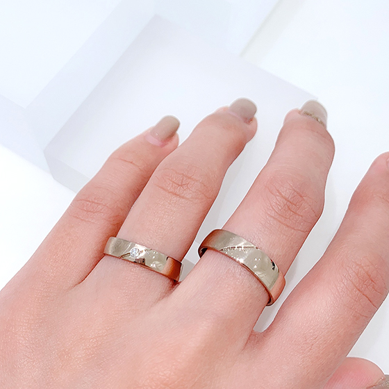 太めの結婚指輪で存在感がありますが、オリジナルゴールドの優しい色味が肌に馴染んで優しい印象を与えます。