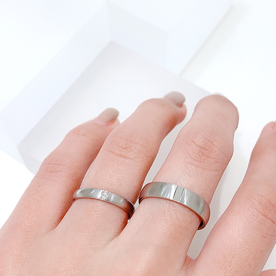 lady's中央のダイヤモンドとMen'sの中央の段差デザインがペア感溢れる結婚指輪。