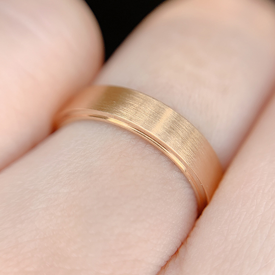 細かな設計にまで拘られて作られている結婚指輪です。表面の仕上げは鏡面に変更することも可能です。