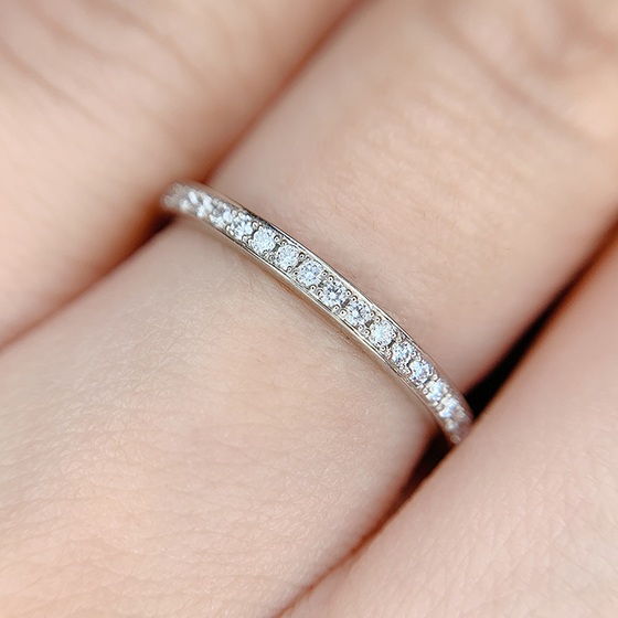 ダイヤモンドが幅いっぱいに留められたエタニティタイプの結婚指輪。鍛造製法により強度面でも安心してお使い頂けます。
