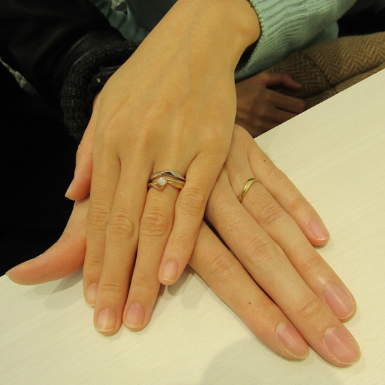 >婚約指輪と合うカーブラインのきれいなデザインです。