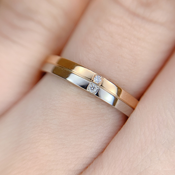まるで二本の素材違いのリングを重ね合わせたようなデザイン。結婚指輪以外の様々なアイテムに合わせやすい。