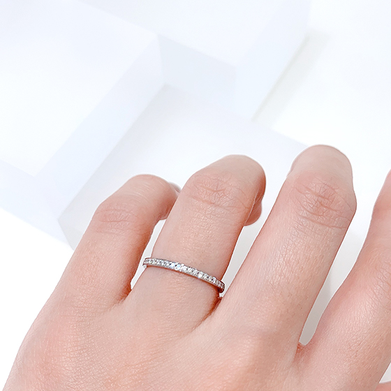 煌びやか過ぎず、上品な華やかさを表現した結婚指輪。