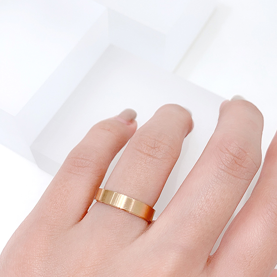 着け心地の良さと丈夫さを兼ね備えた、シンプルな結婚指輪。ゴールドカラーが人気です。