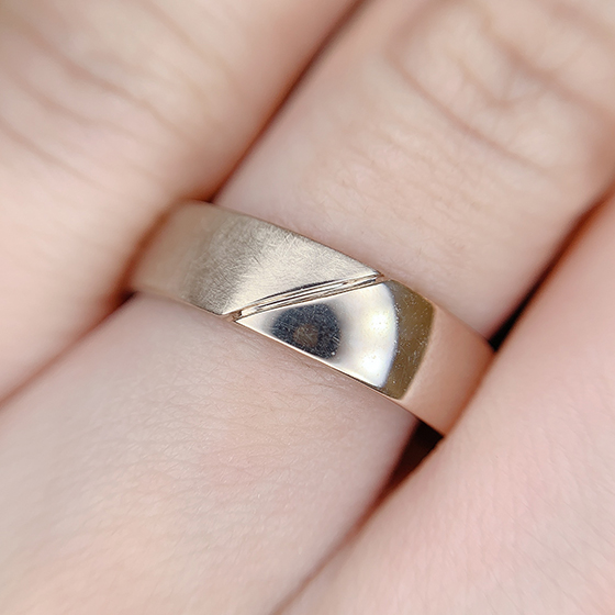 Men'sの結婚指輪。上品な鏡面部分とかっこよさのあるマット加工が同時にお楽しみ頂けます。
