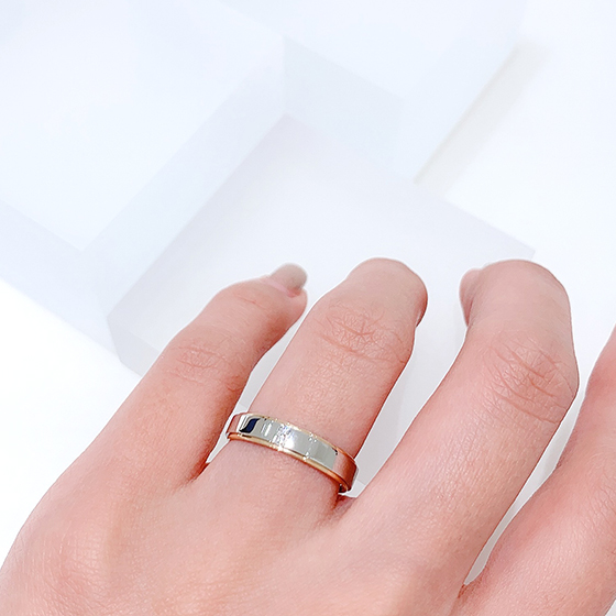 Lady'sの結婚指輪です。ツヤ感を意識したデザインで中央のダイヤモンドがシンプルの中にも輝きます。