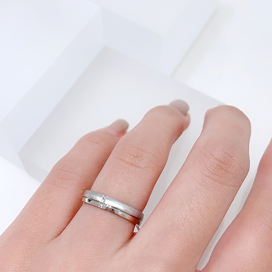 2種類のリングを重ね付けしたようなデザインの結婚指輪です。向きを変えることで異なる印象を楽しめます。