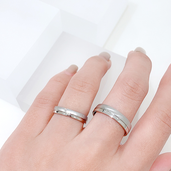 マット加工と鏡面加工のコントラストが美しい結婚指輪です。ツヤのあるマット加工が上品な印象に仕上げます。