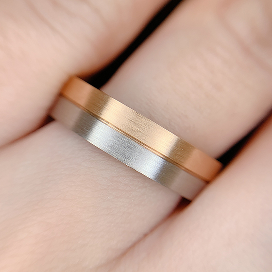 Men'sの結婚指輪。オールマット加工がかっこよくスタイリッシュな印象です。