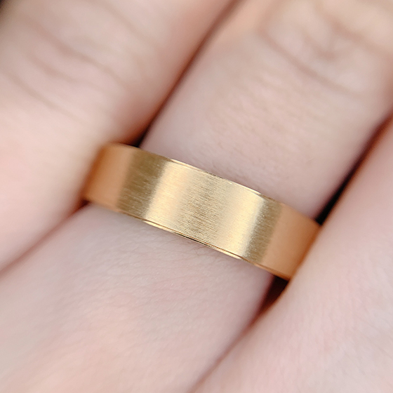 Men'sの結婚指輪。平打ちの形状が指輪の太さを強調したデザインです。かっこよさを求める方におすすめのデザインです。