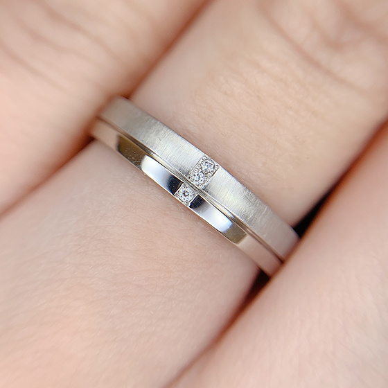 縦に留められたダイヤモンドがスタイリッシュなデザインへ仕上げます。華やかすぎずシンプルすぎない結婚指輪です。