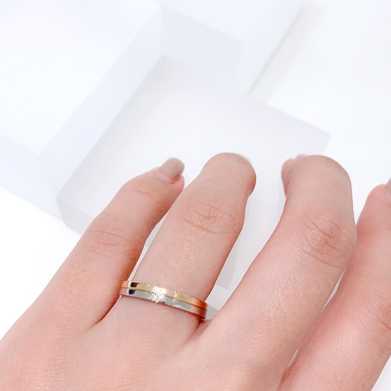 ホワイトとピンクゴールド2色のコンビネーションリング。リング自体も美しく輝くシャープな印象の結婚指輪です。