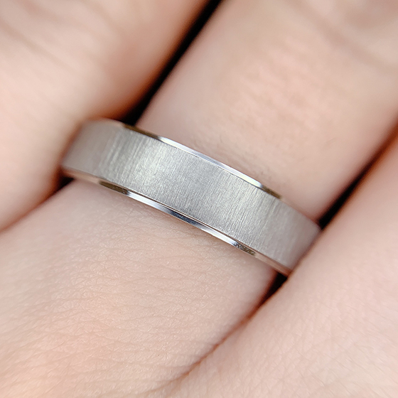 Men'sの結婚指輪。太さのある指輪が中央ヘアラインマット加工をより引き立たせるデザインです。