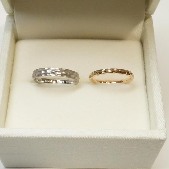 >槌目模様が美しく、やさしい輝きの結婚指輪をオーダーメイド頂きました。