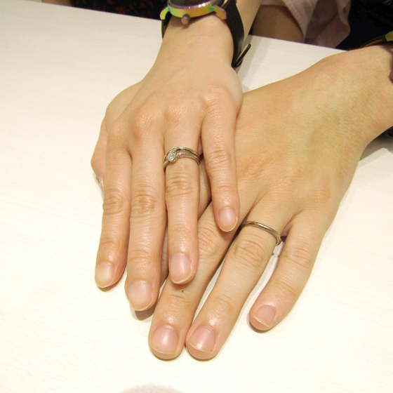 >プラチナのダイヤモンドリング（婚約指輪）にピンクサファイヤを留めたセミオーダーメイドの婚約指輪。葵様の雰囲気にぴったりです！