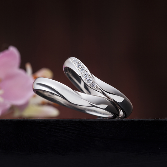 緩やかなカーブラインがお指を細くキレイに見せてくれる華麗な結婚指輪です。