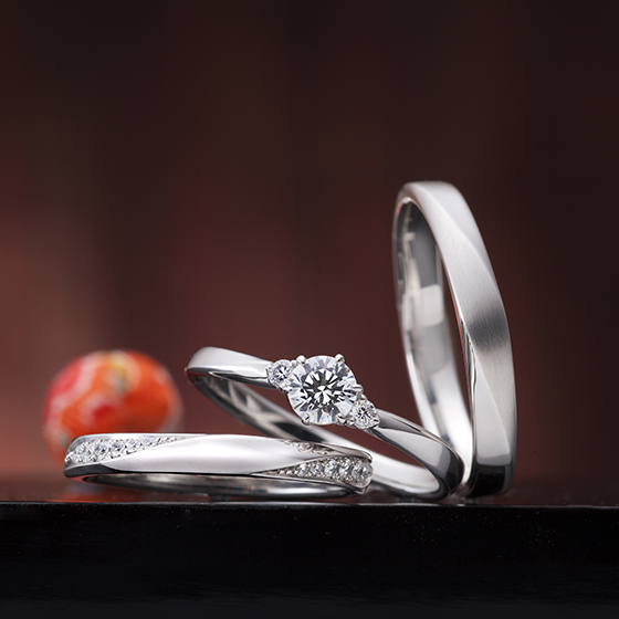 ストレートタイプのひねりの入った婚約指輪（エンゲージリング）控えめなメレダイヤモンドが上品な印象