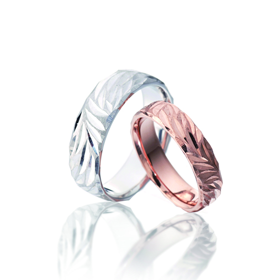 平打ちリングに海の神カナロアをイメージした彫りデザインが特徴の結婚指輪（マリッジリング）