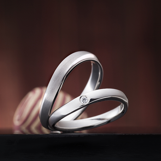 指の付け根に沿うような緩やかなウェーブラインの結婚指輪（マリッジリング）