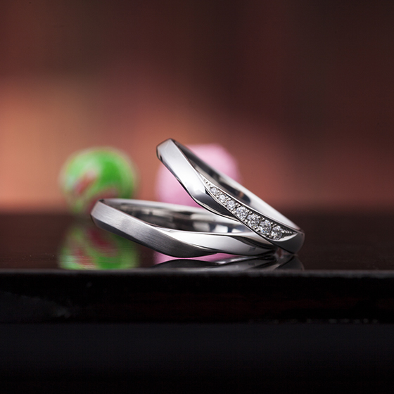 お指をきれいに見せてくれるVラインの結婚指輪（マリッジリング）片側にダイヤモンドが入っていてさりげなくゴージャス