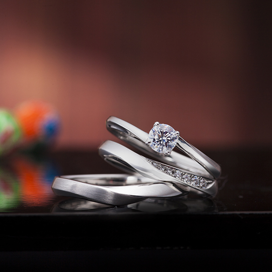 シンプルなSラインの婚約指輪（エンゲージリング）4本爪なのでよりシンプルで大人っぽいデザイン。