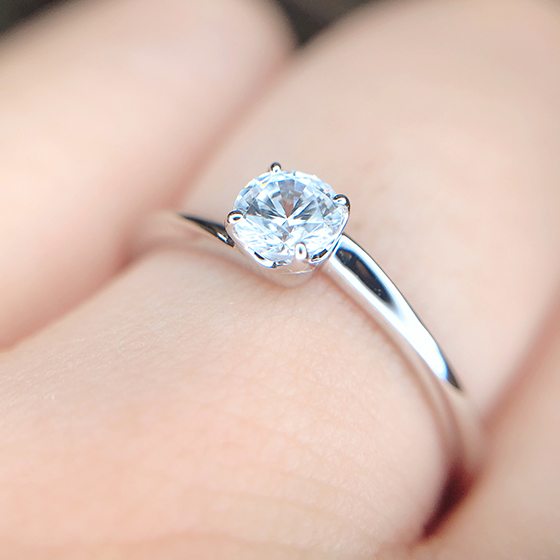 4本立て爪の婚約指輪がすっきりと凛とした印象を与えてくれます。