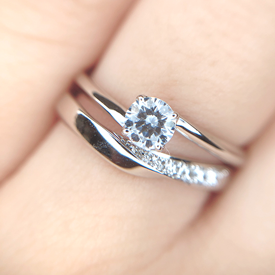 シンプルな婚約指輪とゴージャスなセットが絶妙。