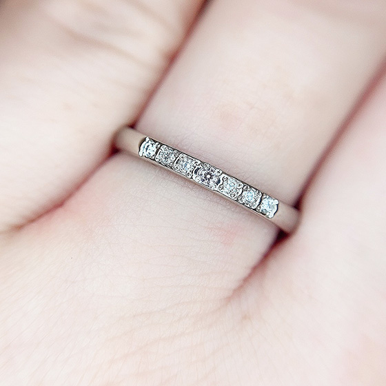 Lady’sリングのダイヤモンドにピンクダイヤモンドが入ることで可愛らしい印象を与える。