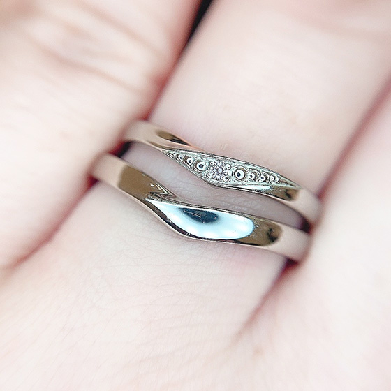華奢なV字デザインで手に馴染みやすい結婚指輪。