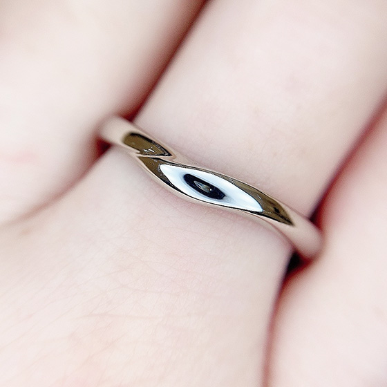 男性に人気のVラインの結婚指輪。斜めのデザインがシックで人気の秘密です。