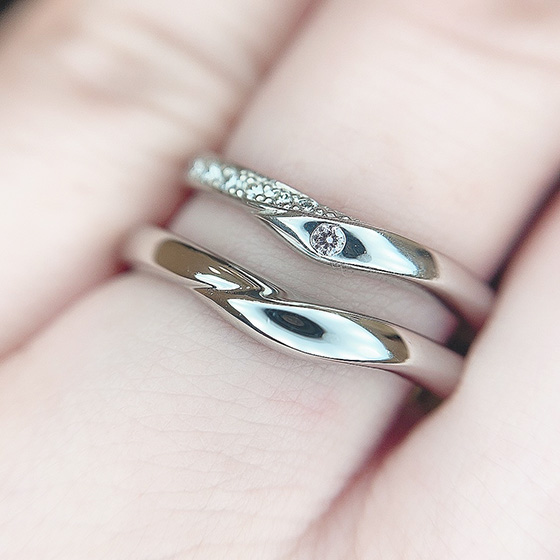 指を長く魅せてくれる効果があるV字の結婚指輪。リング表面に高低差をつけることでより動きが出ます。