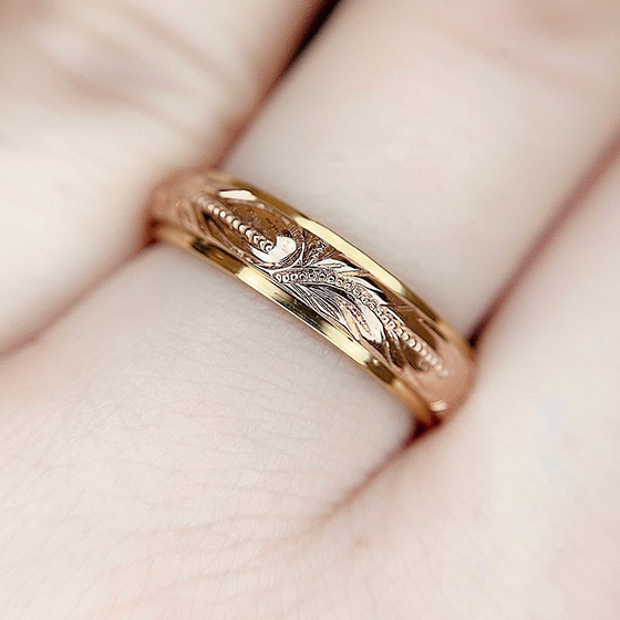 「伝承」や「伝統」と言った意味のあるハワイの伝統的なモチーフがデザインされた結婚指輪です。