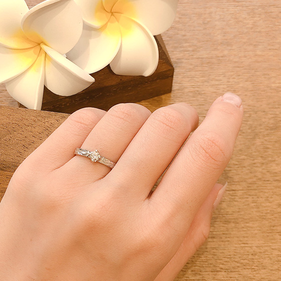 ハワイアンの彫り模様の力強さを感じる婚約指輪。
