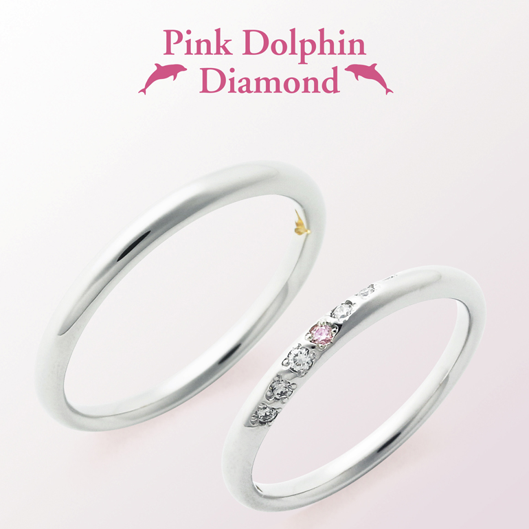 中央に施されたピンクダイヤモンドがポイント。細身のストレートラインに斜めキラキラの人気デザイン。