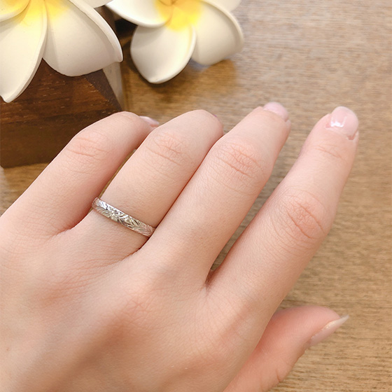 華奢なリングは小柄な女性の指にもしっくりと馴染みます。