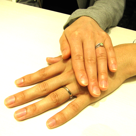 >お指に馴染むカーブラインとダイヤモンドが美しい結婚指輪を選んでくださいました。