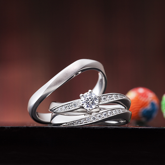 lady’sにはメレダイヤモンド、men'sはマット加工（つや消し）をされたペア感を感じられる結婚指輪です。
