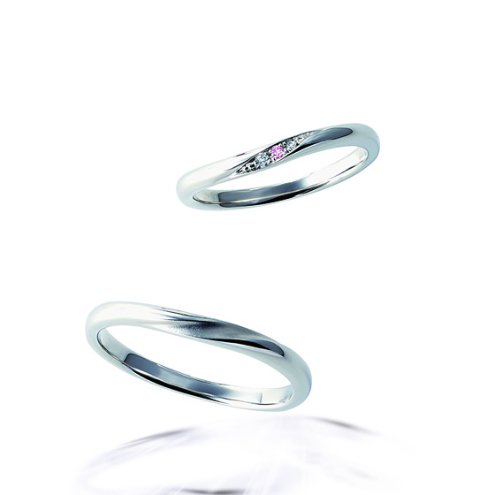 >少し細身でS字ウエーブが美しい結婚指輪。men'sリングのマット加工もオシャレです。