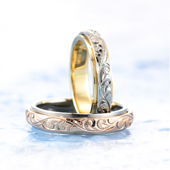 二つの地金が重なって華やかな印象の結婚指輪（マリッジリング）いつも重なり合うふたり　いつまでも　どんなときも