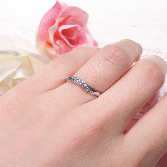 ナチュナルなピンクダイヤモンドは産出量が大幅に少ないため、希少性も高く『約束された愛』の石言葉を持つ特別なダイヤモンドです。