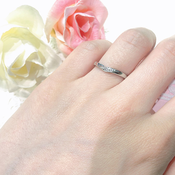 さりげないダイヤモンドの輝きがちょうどいい！お指を綺麗に見せるV字のデザインが女性に人気。