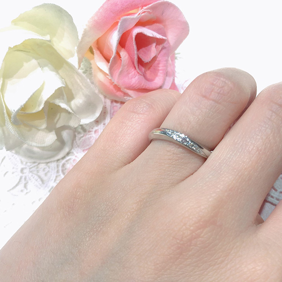 指の付け根の逆のSライン。程よいボリューム感と、斜めにキラキラとダイヤモンドが入った人気なデザイン。