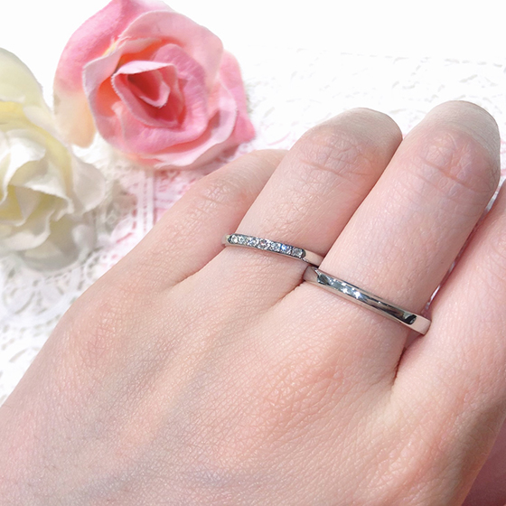 lady'sのハーフエタニティタイプの華やかなタイプと、men'sの王道デザインは憧れの結婚指輪です。