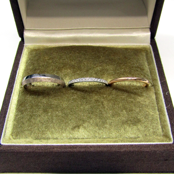 >2色のコンビネーションがオシャレなmen'sデザインと女性用結婚指輪はエタニティリング。