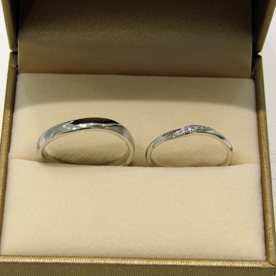 >緩やかなS字ウエーブの結婚指輪。lady'sデザインには細やかなミル打ちがあしらわれとってもキュート。