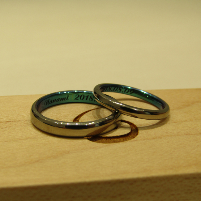 >シンプルなデザインに内側のみお2人のカラーをお入れした結婚指輪です！