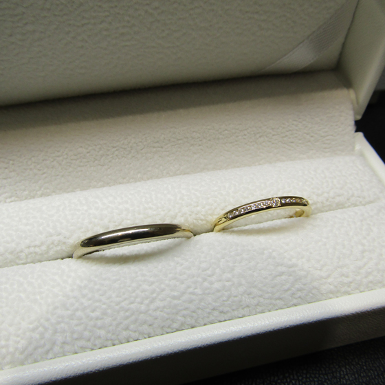 >シンプルでありながらもお手元を華やかにしてくれる結婚指輪をお選びいただきました。