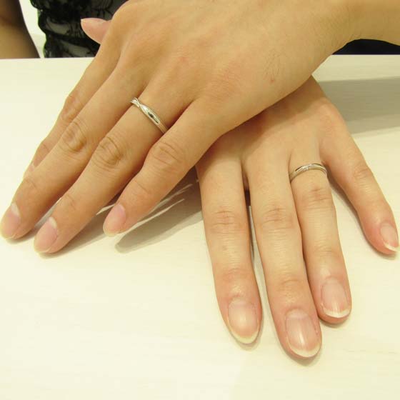 >サイドにダイヤモンドがセッティングされた可愛い結婚指輪にしました!